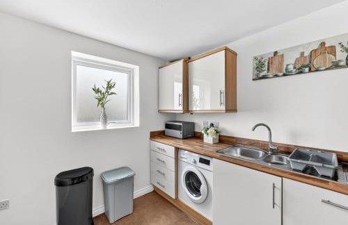 Stylish 3 Bedroom House - Excellent Location - Free Parking, Garden, Fast Wifi, Work Space and Self-Check-In by Yoko Property - Foto 17