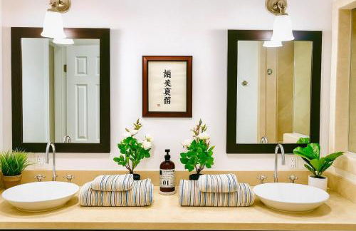 Hollywood Hills Spa Retreat Oasis with Tree Top Views, Private Jacuzzi Style Tub, Steam Room, Magical Half Acre Acre Garden and Patio, Free Parking for 2 cars, in LA's most Serene, Central Desirable Area - Foto 8