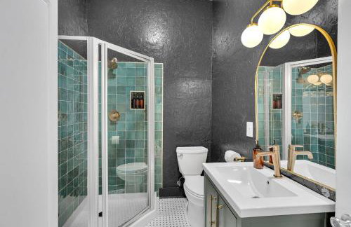 Bright Uptown home w gated parking - Foto 22