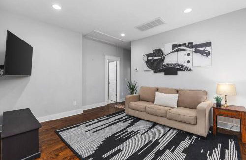 Walk to Broadway & Germantown Large House with Patio - Foto 10