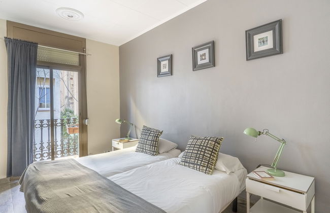 Lovely and Central 4 BR Apartment - Photo 17