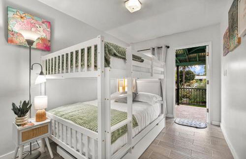 Entire Private Home with 4 Bedrooms 2 Bathrooms, Spacious, Lux King Bed, Ranch Style, Prime Area, Available Now - Photo 9