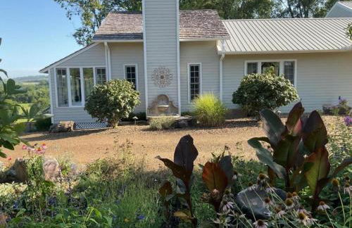 Secluded Country Cabin Rental with Beautiful Garden Space near Fayetteville, Arkansas - Foto 14