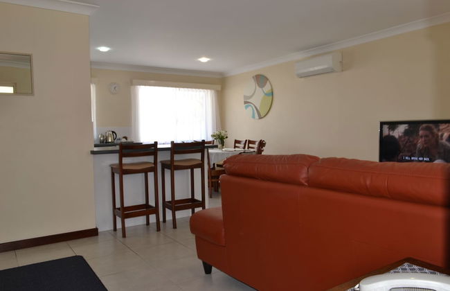 Dolphin Lodge - Photo 15