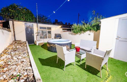 4BR 2Bath Home -Hot Tub, Free Parking & Games Room - Foto 11