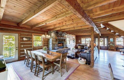 Large Log Cabin Chalet w/ Hot Tub - Horses & Lake! - Foto 8