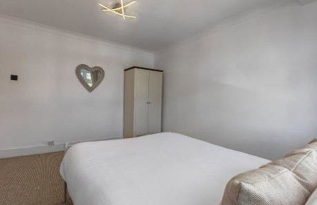 4 Bedroom 2 Bathroom House - Free parking - Foto 6