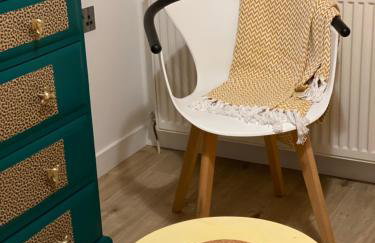 Lovely 3 bed with jacuzzi, close to airport, driveway, wifi - Foto 28