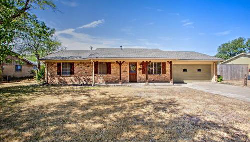 Home in Historic Waxahachie with Yard and Patio! - Foto 2