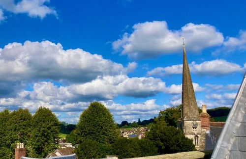 Windows over Stroud - 2BR Penthouse in Historic Building - Foto 33