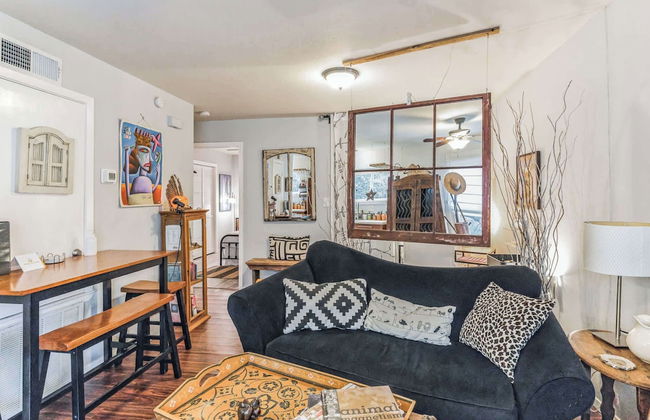 Cozy Retreat in Central East Austin - Photo 13