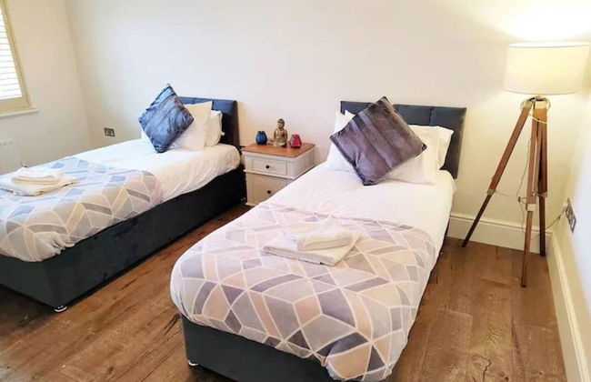 The Ayres House 2-bed Apartment in Cambridge - Photo 3