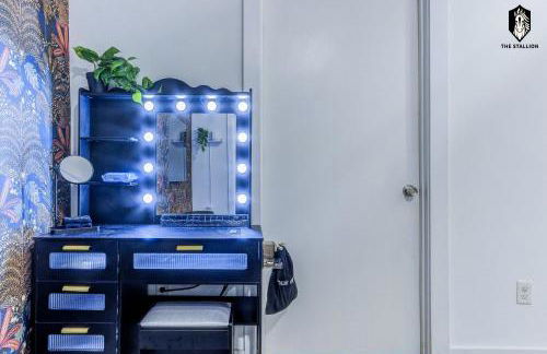 The Stallion #106 - Walk to Museums, Luxe Loft with free gated parking - Foto 18