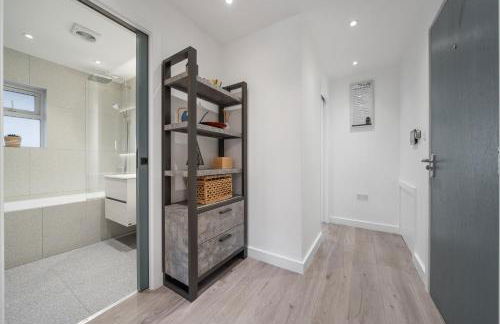 Newly Refurbished 2 Bed Flat - Photo 60