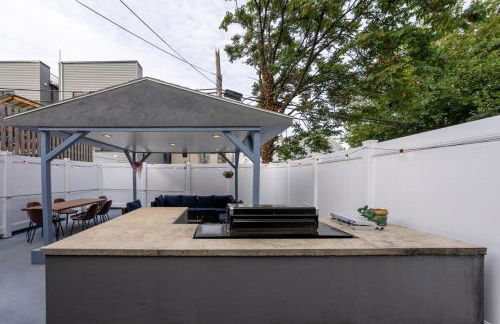 5BR 3BTH House, Steps to Bars, Dining, NYC Access with GameRm, Backyard with BBQ and Parking - Foto 16