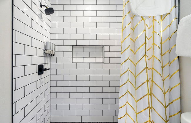 Luxury Lakehouse - Photo 37