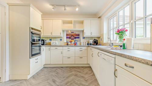 Henrow House Lymington 4 Bed Detached Home with Hot Tub - Foto 5