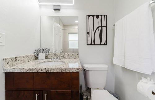 Modern Boca Condo Near FAU - 2 KING BR, Pool - Foto 25