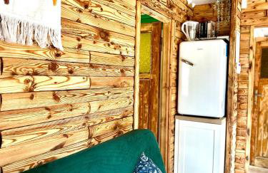 Urocza chatka w lesie nad wodą - Foto 7