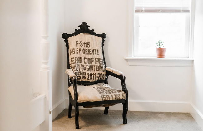 Gorgeous Bungalow With a Backyard Deck - Photo 42