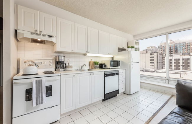 Corner Suite - Yonge & Bloor - Foto 17