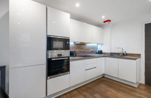 Riverside 1BR with Easy Transport 20min to City Centre - Photo 13