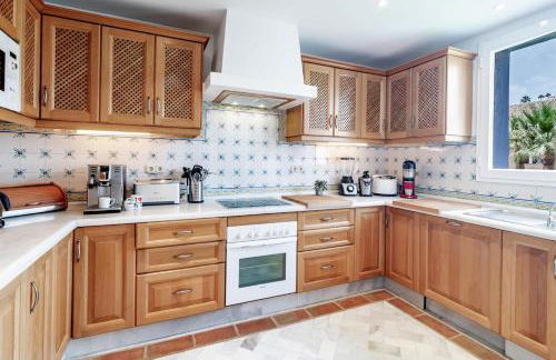 LAP- 3 bed apartment on the beach. Families only - Photo 16