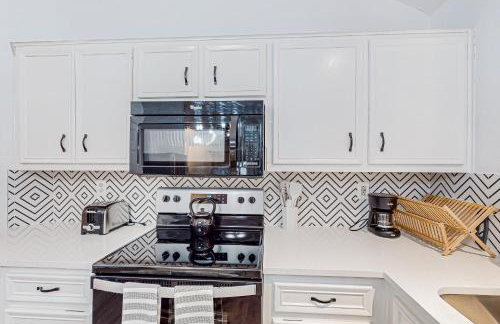 Beautiful dog-friendly home with fireplace, large yard, hammock, W/D, and AC - Foto 11