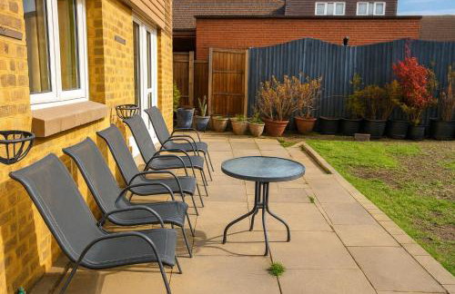 Modern 3 Bedroom Home, Free Parking, Garden, Sleeps 7 - Photo 32