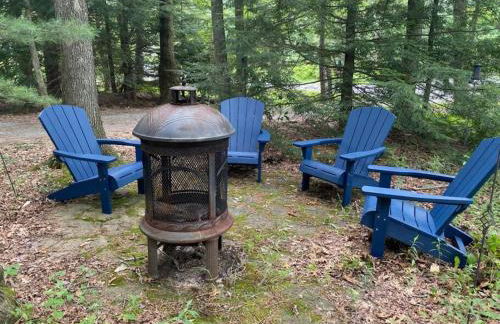 Chalet Retreat w/ Hot Tub, Short Walk to Lake & Pool - Photo 6