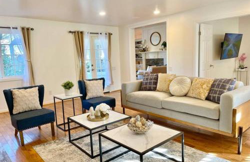 New Charming Spacious Disneyland Pool Home - Photo 7