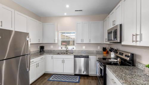 Modern 2BR & 2BA New Build Condo w Garage & Patio - Foto 5