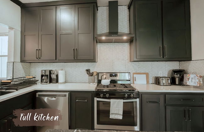 Cozy 6BR Home Near Plaza Dist -sleeps 15 - Photo 2