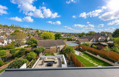 Luxurious & Elegant 6-Bed House - Photo 28