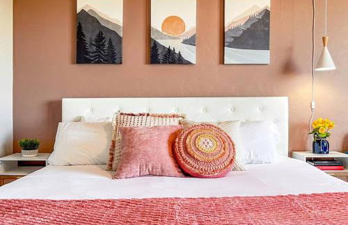 Boho-Luxe Studio - Pink Accents & Mountain Calm - Foto 7