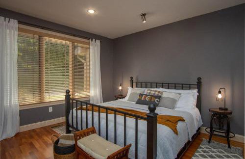 Brevard Basecamp · Brevard Basecamp fireplace in Primary BR - Foto 13