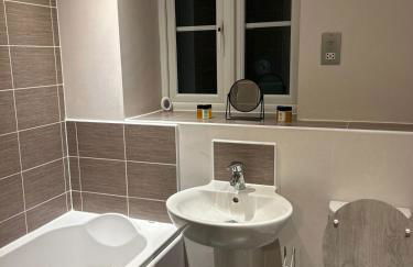 Cozy 2-Bed Home near Barnwell Country Park - Free Parking - Photo 9