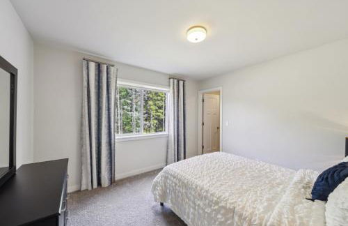 Serene Port Orchard Retreat - 3BR 3BA with Trails and Amazing Views - Foto 32