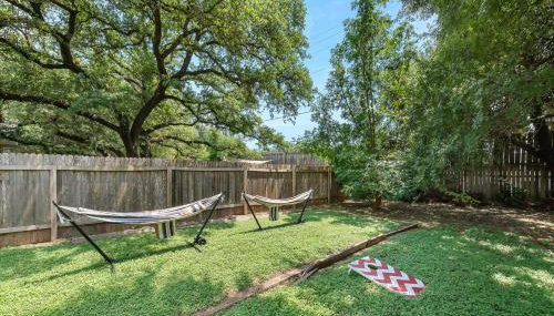 Pet Friendly - Q2 & Domain - King Bed - Pool Table - Foto 5, sunbed, Garden view