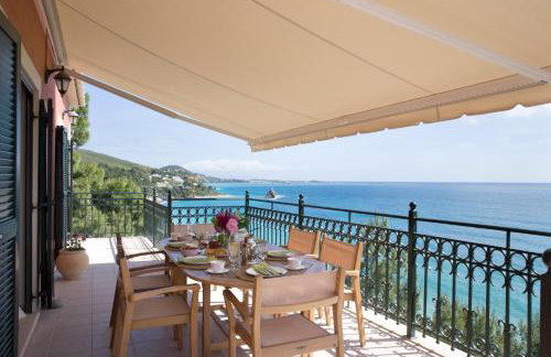 Avra Private Suites - Photo 38