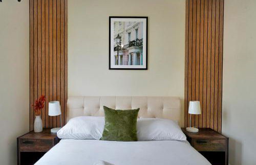 Thames Family Retreat, 2 bed house, Sleeps 6, with Parking and Garden - Foto 11