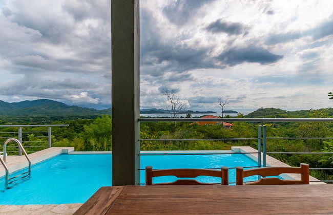 Modern Hillside Home with Sleek Interiors and Panoramic Poolside Views - Foto 38