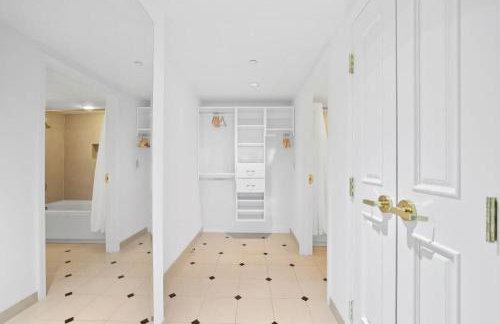 Bold Boardwalk 2BR 3BA Condo by CozySuites - Foto 23