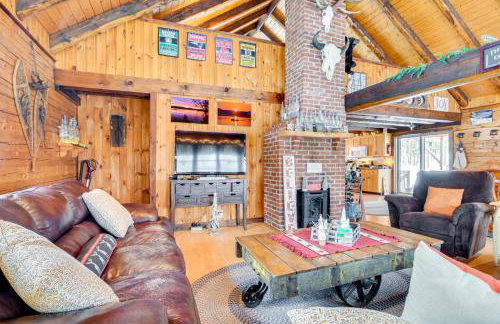 Deck and Fire Pit Secluded Cabin Near Lake Francis! - Foto 1