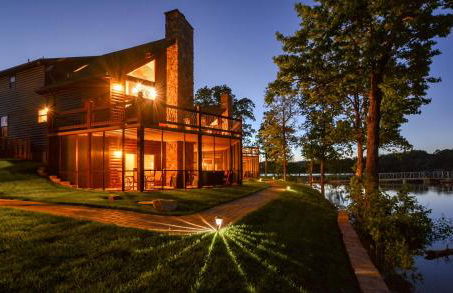 Luxury Lakefront Chalet Resort 2 Pools FREE Amenities Dock MiniGolf Waterslide - Foto 1