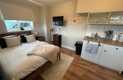 Modern cosy studio near Luton airport, free parking - Foto 12