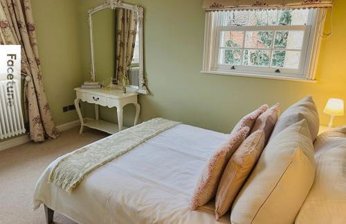 Charming Surrey Cottage perfect for Autumn or Winter gatherings - Photo 29