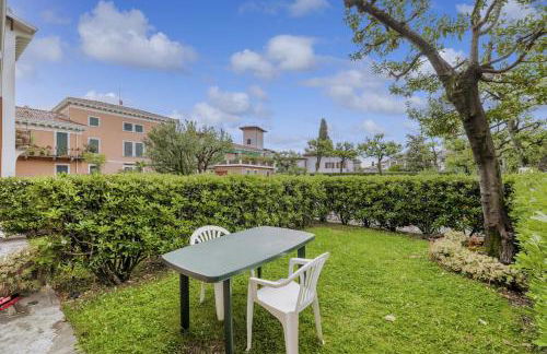 HOST4U - Loft del GARDA Residence with Pool, Front Lake Building - Foto 23