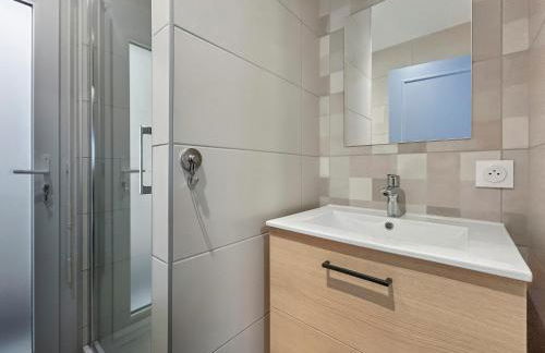 Appartement lumineux, épuré avec balcon et parking - Foto 24