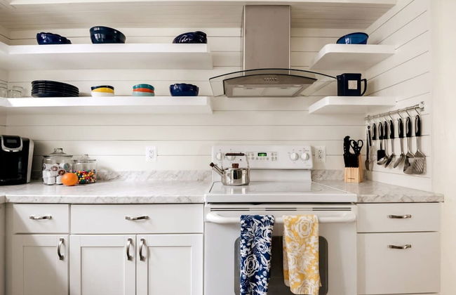 Gather Around the Mid-century Table at a Tranquil Haven - Foto 17